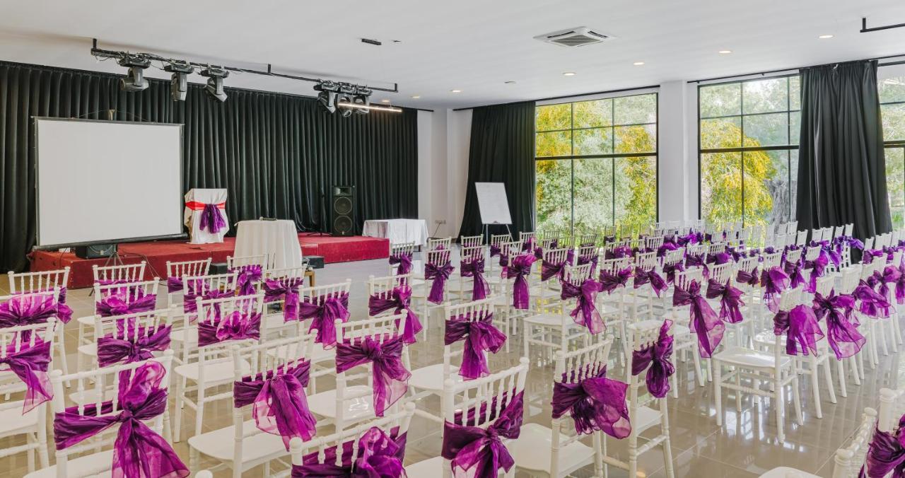 Uptown Bueyuek Anadolu Girne Hotel Екстериор снимка